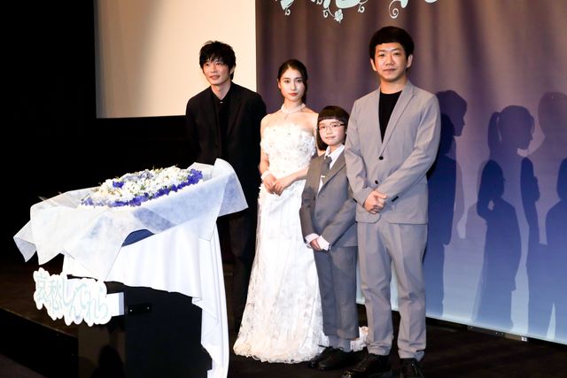 土屋太鳳、美しい純白ドレス姿！『哀愁しんでれら』初日舞台あいさつ（12枚目）