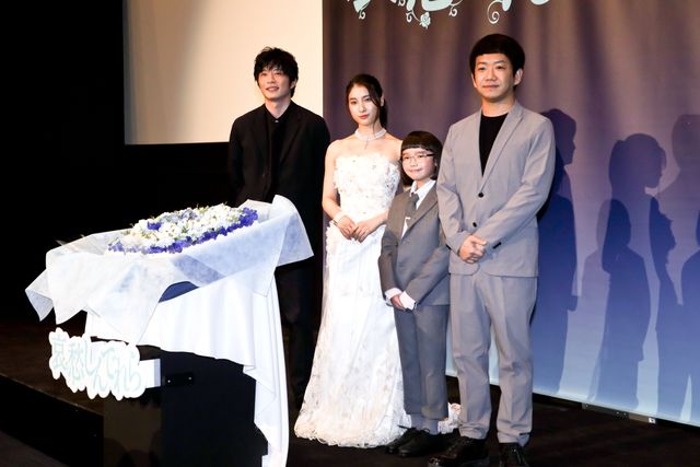 土屋太鳳、美しい純白ドレス姿！『哀愁しんでれら』初日舞台あいさつ（13枚目）