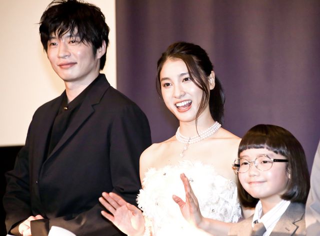 土屋太鳳、美しい純白ドレス姿！『哀愁しんでれら』初日舞台あいさつ（14枚目）