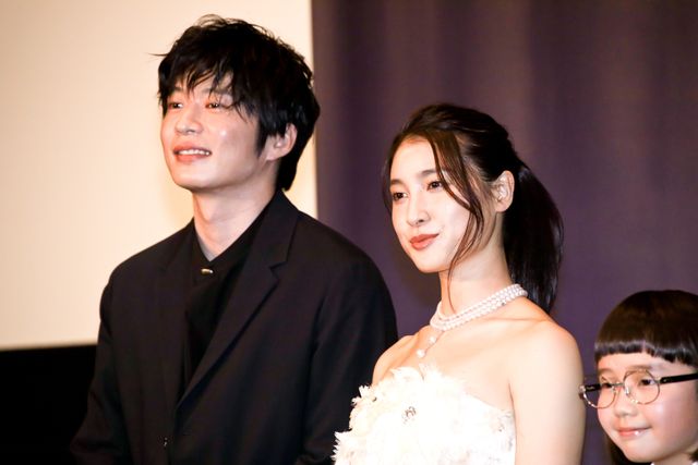土屋太鳳、美しい純白ドレス姿！『哀愁しんでれら』初日舞台あいさつ（15枚目）