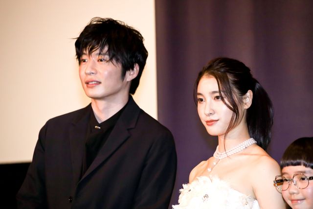 土屋太鳳、美しい純白ドレス姿！『哀愁しんでれら』初日舞台あいさつ（16枚目）