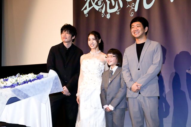 土屋太鳳、美しい純白ドレス姿！『哀愁しんでれら』初日舞台あいさつ（17枚目）