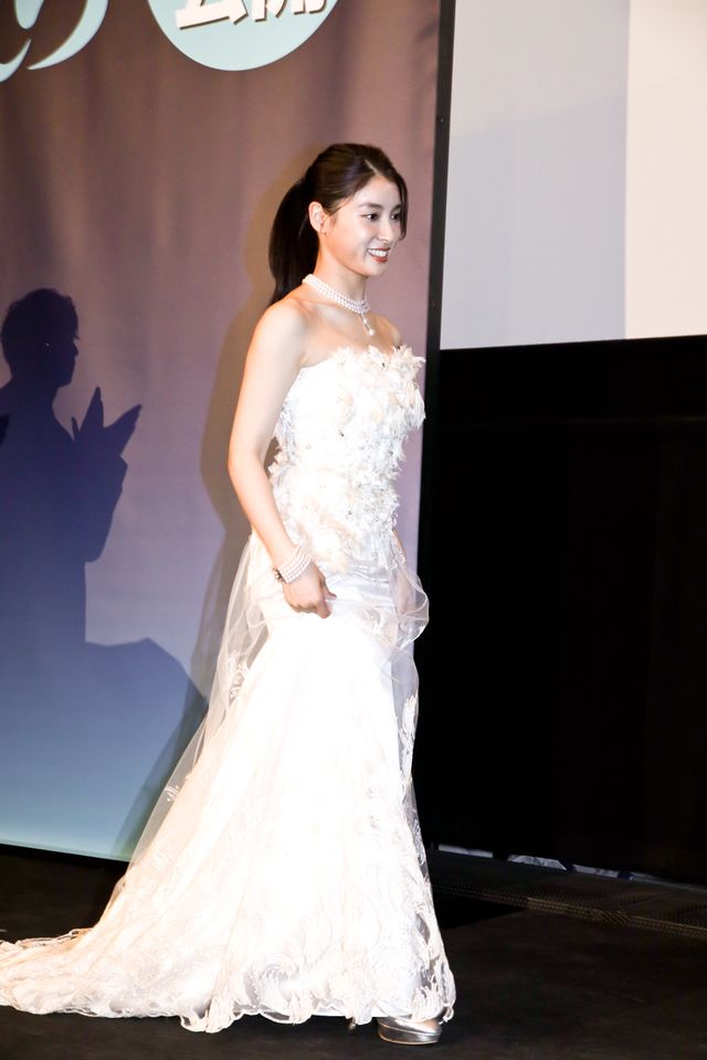 土屋太鳳、美しい純白ドレス姿！『哀愁しんでれら』初日舞台あいさつ（19枚目）