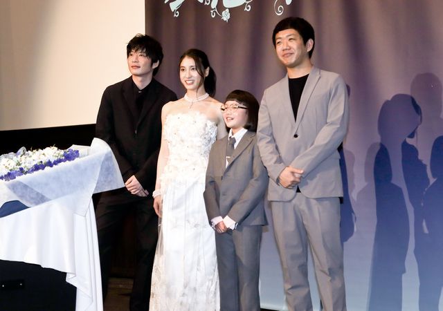 土屋太鳳、美しい純白ドレス姿！『哀愁しんでれら』初日舞台あいさつ（20枚目）