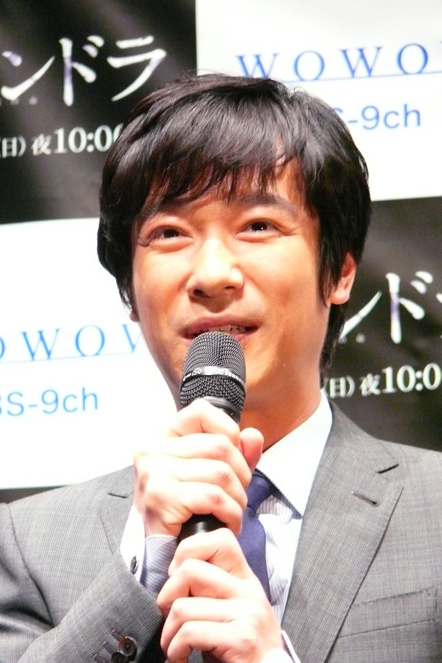 うなずきながら熱心に話を聞く堺雅人　「パンドラ ～永遠の命～」製作記者会見フォトギャラリー：フォトギャラリー