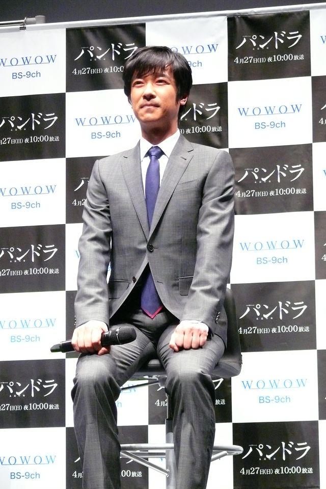うなずきながら熱心に話を聞く堺雅人　「パンドラ ～永遠の命～」製作記者会見フォトギャラリー（4枚目）