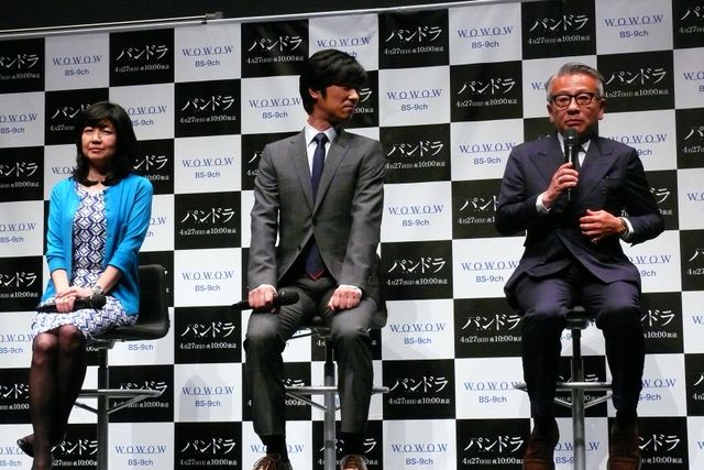 うなずきながら熱心に話を聞く堺雅人　「パンドラ ～永遠の命～」製作記者会見フォトギャラリー（5枚目）