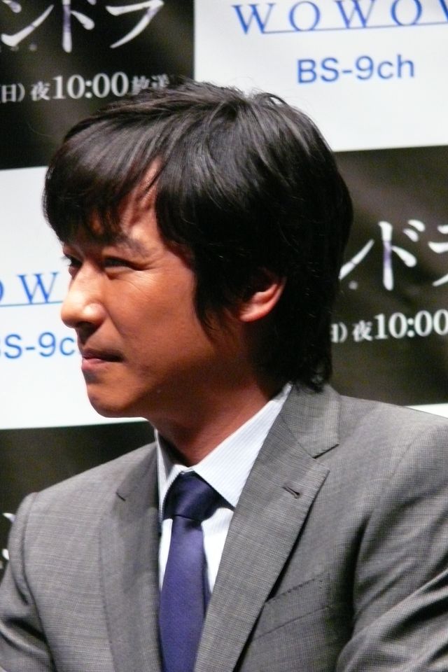 うなずきながら熱心に話を聞く堺雅人　「パンドラ ～永遠の命～」製作記者会見フォトギャラリー（6枚目）