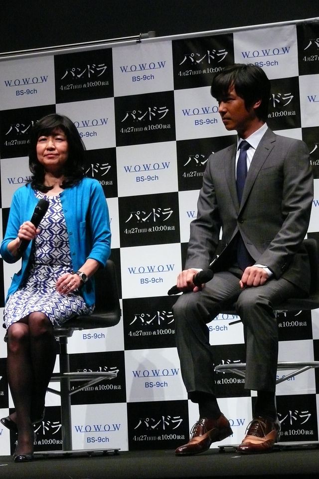 うなずきながら熱心に話を聞く堺雅人　「パンドラ ～永遠の命～」製作記者会見フォトギャラリー（7枚目）