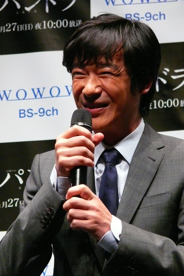 うなずきながら熱心に話を聞く堺雅人　「パンドラ ～永遠の命～」製作記者会見フォトギャラリー（8枚目）