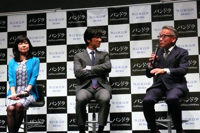 うなずきながら熱心に話を聞く堺雅人　「パンドラ ～永遠の命～」製作記者会見フォトギャラリー（9枚目）