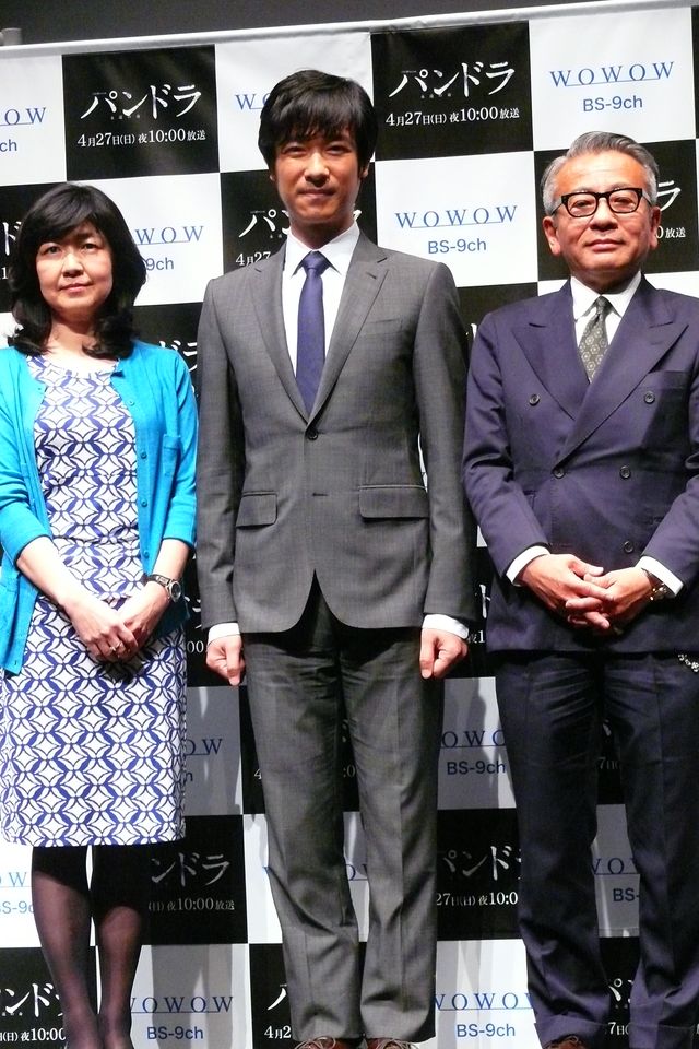 うなずきながら熱心に話を聞く堺雅人　「パンドラ ～永遠の命～」製作記者会見フォトギャラリー（10枚目）