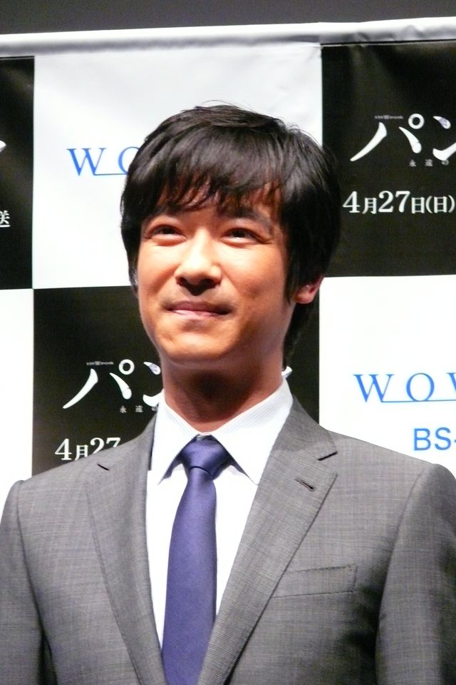 うなずきながら熱心に話を聞く堺雅人　「パンドラ ～永遠の命～」製作記者会見フォトギャラリー（11枚目）