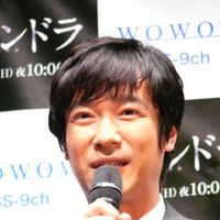 うなずきながら熱心に話を聞く堺雅人 パンドラ 永遠の命 製作記者会見フォトギャラリー シネマトゥデイ