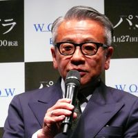 うなずきながら熱心に話を聞く堺雅人 パンドラ 永遠の命 製作記者会見フォトギャラリー シネマトゥデイ