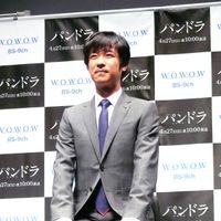 うなずきながら熱心に話を聞く堺雅人 パンドラ 永遠の命 製作記者会見フォトギャラリー シネマトゥデイ