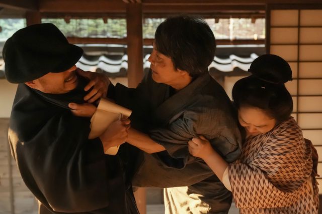 ヘブン（トミー・バストウ）はトキ（高石あかり）を抱きしめて…朝ドラ「ばけばけ」第87回の場面写真（2枚目）