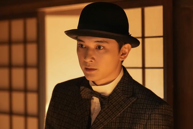 ヘブン（トミー・バストウ）はトキ（高石あかり）を抱きしめて…朝ドラ「ばけばけ」第87回の場面写真（3枚目）