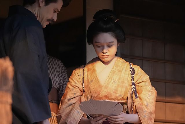 ヘブン（トミー・バストウ）はトキ（高石あかり）を抱きしめて…朝ドラ「ばけばけ」第87回の場面写真（5枚目）