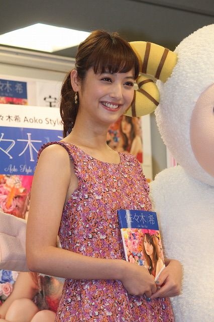 佐々木希、ラッキーカラーの“ブルー”ネイルでにっこり「恋はぜいたく」!? 画像ギャラリー（8枚目）