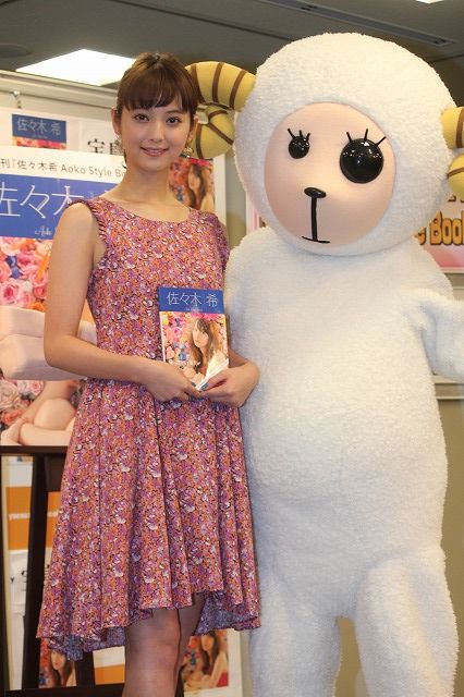 佐々木希、ラッキーカラーの“ブルー”ネイルでにっこり「恋はぜいたく」!? 画像ギャラリー（9枚目）