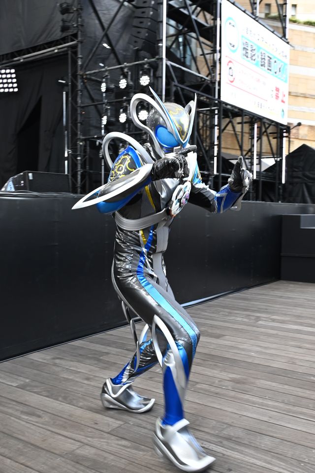 制作発表会見に登場した仮面ライダーマイス