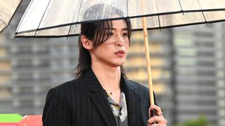 目黒蓮、約3か月ぶり一時帰国　雨のレッドカーペットでファンに「ただいま！」