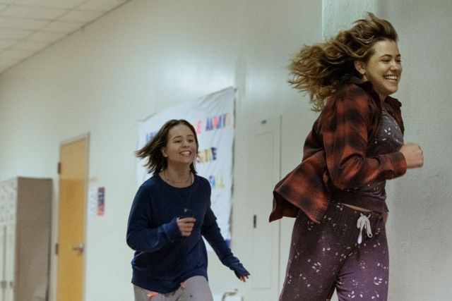 『ボヘミアン・ラプソディ』のルーシー・ボーイントンも出演！「モダン・ラブ」シーズン2場面写真（4枚目）