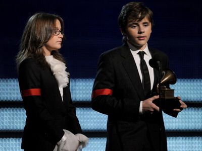 第52回グラミー賞授賞式に登壇したパリスちゃん（11歳）とプリンスくん（12歳）