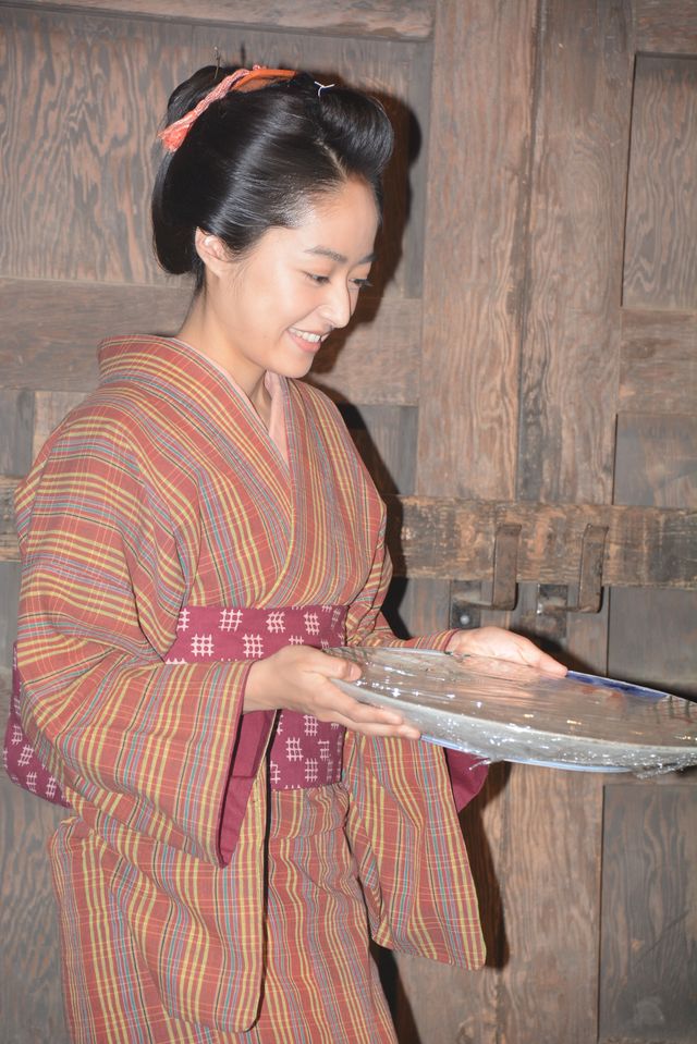 井上真央、山口県の冬の味覚「ふく刺し」を岡田准一にプレゼント！岡田「まさかの生もの……」（2枚目）