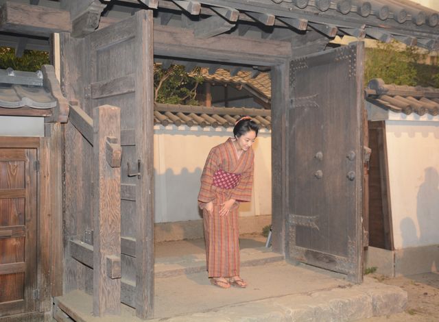 井上真央、山口県の冬の味覚「ふく刺し」を岡田准一にプレゼント！岡田「まさかの生もの……」（3枚目）