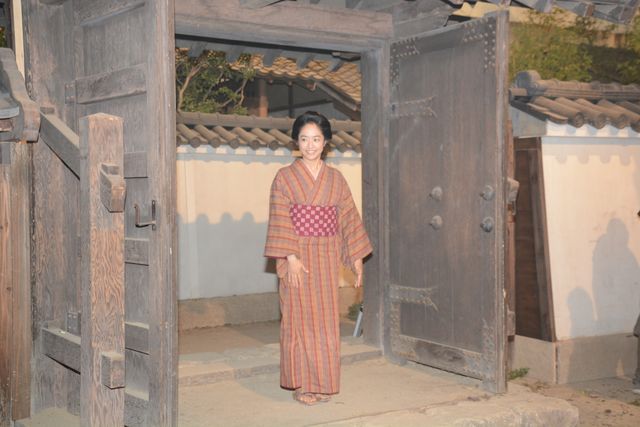 井上真央、山口県の冬の味覚「ふく刺し」を岡田准一にプレゼント！岡田「まさかの生もの……」（4枚目）