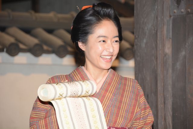 井上真央、山口県の冬の味覚「ふく刺し」を岡田准一にプレゼント！岡田「まさかの生もの……」（9枚目）
