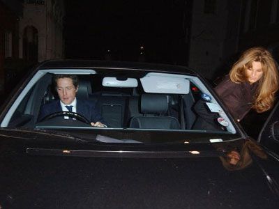 ドライブ終了！……のヒュー・グラントとジャミマ・カーン－ちなみにこの写真は、缶ビールを乗せていたときのものではありません。