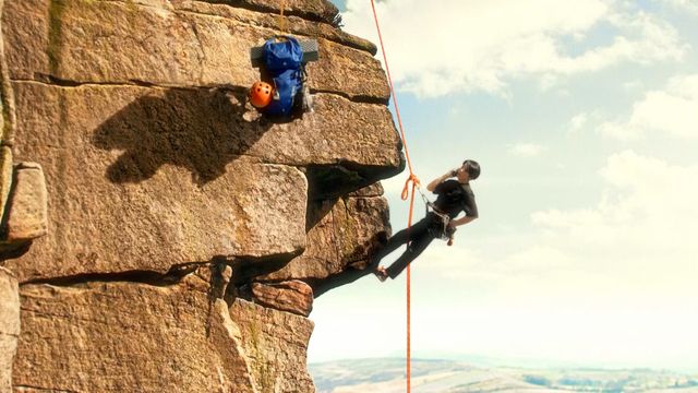 まさかの崖から！「民王R」“貝原”高橋一生がサプライズ出演（3枚目）