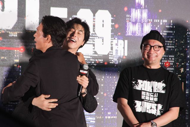 水上恒司＆ユンホ（東方神起）、サプライズゲストとハグ！『TOKYO BURST-犯罪都市-』公開直前イベント：フォトギャラリー