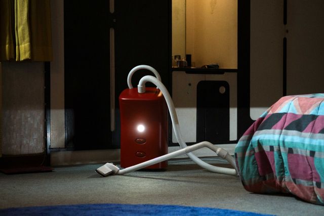 死んだ妻が掃除機の姿で帰ってきた！『ユースフル・ゴースト』場面写真（3枚目）