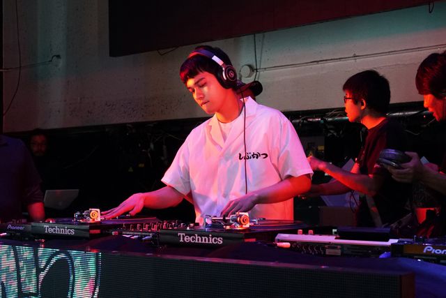 北村匠海“アゲ太郎”の真剣な表情！映画『とんかつDJアゲ太郎』撮影現場：フォトギャラリー