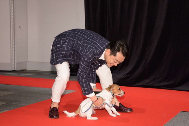 バナナマン日村、犬とのディープキスに大興奮！　画像ギャラリー：フォトギャラリー