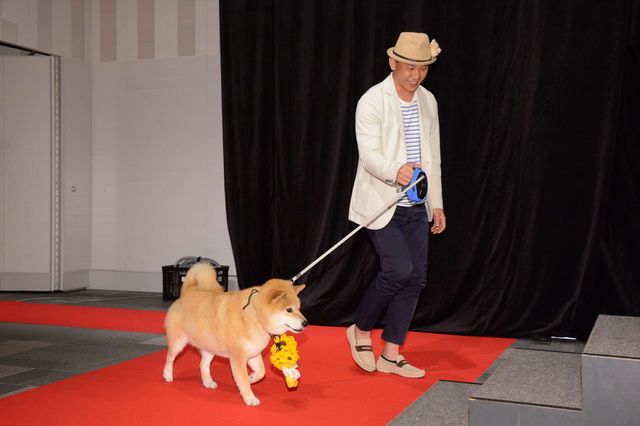 バナナマン日村、犬とのディープキスに大興奮！　画像ギャラリー（10枚目）