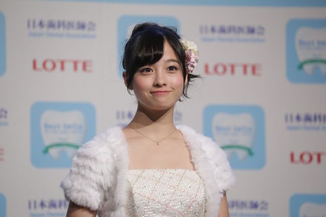 橋本環奈、ふわふわミニスカで美脚披露！フォトギャラリー（4枚目）