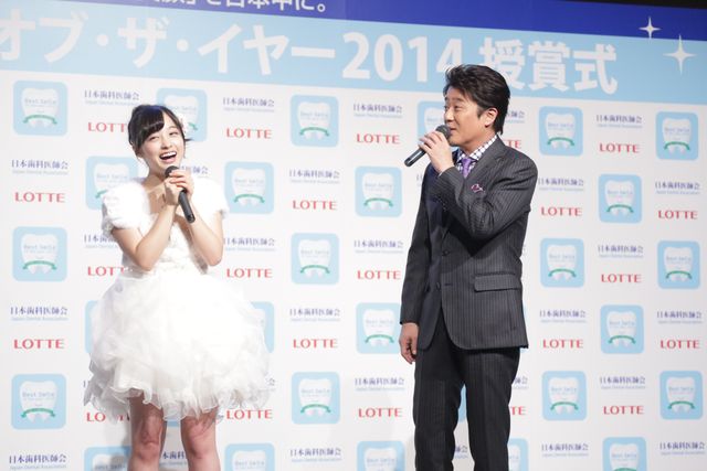 橋本環奈、ふわふわミニスカで美脚披露！フォトギャラリー（10枚目）