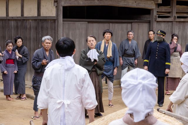 【画像8枚】朝ドラ「風、薫る」東京から来た男（中村倫也）が患者の中に…第92回場面写真（6枚目）