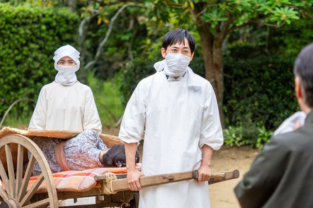 【画像8枚】朝ドラ「風、薫る」東京から来た男（中村倫也）が患者の中に…第92回場面写真（7枚目）