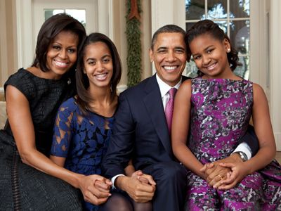 ハリウッドへようこそ！ - （左から）ファーストレディーのミシェル・オバマ、長女マリア・オバマ、オバマ米大統領、次女サーシャ・オバマ