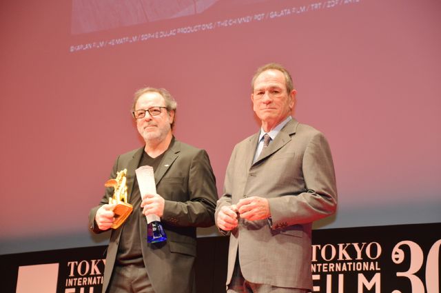 東京グランプリ東京都知事賞を受賞した『グレイン』セミフ・カプランオール監督と審査委員長のトミー・リー・ジョーンズ