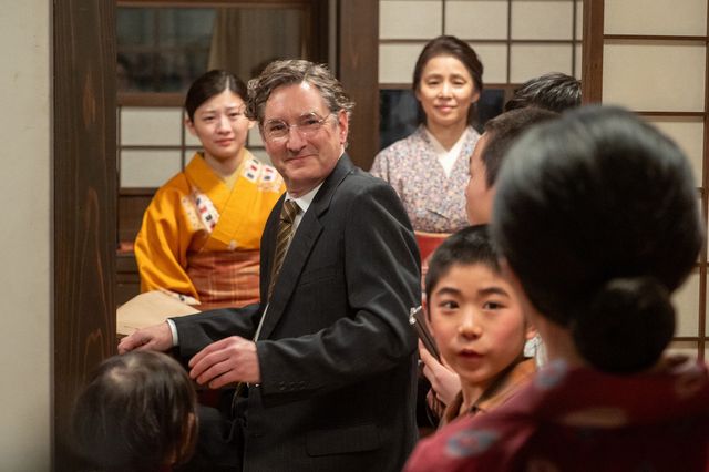 久藤（沢村一樹）とホーナー（ブレイク・クロフォード）がやってきて…「虎に翼」第49回の場面写真：フォトギャラリー