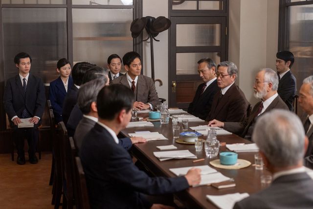 久藤（沢村一樹）とホーナー（ブレイク・クロフォード）がやってきて…「虎に翼」第49回の場面写真（4枚目）