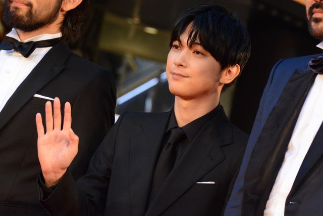 美しい！吉沢亮『かぞく』でレッドカーペット登場（2枚目）