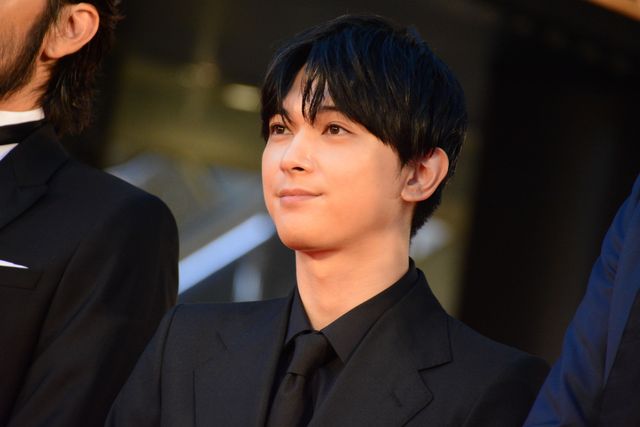 美しい！吉沢亮『かぞく』でレッドカーペット登場（5枚目）